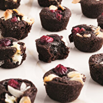 Vişne Beyaz Çikolata ve Bademli Brownie