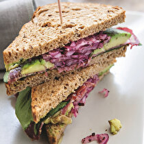 Pastırmalı Avokadolu Sandviç