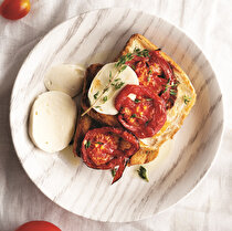 Közlenmiş Domatesli Ekmek Üstü