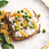 Kayısı ve Bezelyeli Ekmek Üstü