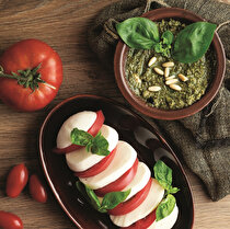 Pembe Domatesli Mozzarella ve Pesto Sos