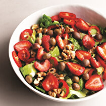 Çilekli Zeytinli Salata