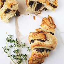 Zeytin Ezmeli Kekikli Kuru Domatesli Kruvasan