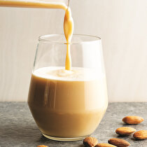 Badem Sütlü ve Keçiboynuzu Özlü İçecek