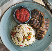 Ev Köftesi ve Garnitürlü Pilav