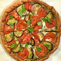 Pesto Soslu Yaz Pizzası