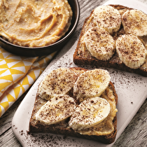 Kaymaklı Fıstık Ezmesi ve Muzlu Ekmek