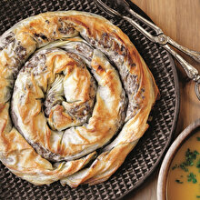 Karamelize Mantarlı Kıymalı Börek