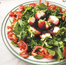 Çilekli Rokalı Bahar Salatası