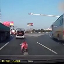 Arabadan düşen çocuk şoke etti!
