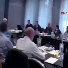 Mültecileri vurun diyen politikacının suratına pasta