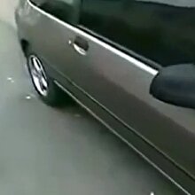 İple arabasının kapısını açtı