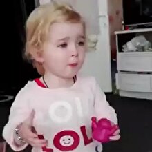Oyuncağının canı yandığını düşünen sevimlilik abidesi!