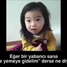 Yabancılara nasıl davranması gerektiğini öğrenmeye çalışan sevimli kız