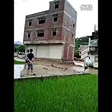 3 katlı bina aşırı yağıştan böyle devrildi