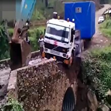 Köprüde asılı kalan TIR'ı iş makinesi kurtardı!