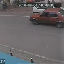 Balkondan düşen çocuğu havada yakaladılar!