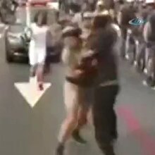 Olimpiyat meşalesini kapmaya çalıştı!
