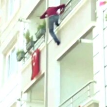 Babasının elinden balkondan atlayarak kurtuldu