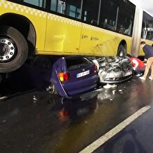 Yoldan çıkan metrobüs araçların üzerine çıktı