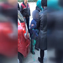 Bu nasıl annelik? Çocuğunu arabasının arkasında sürükledi