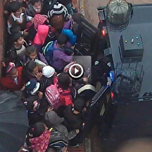 Yağmura yakalanan öğrencileri polis zırhlı araçlarla evlerine ulaştırdı