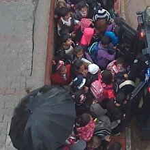 Mardin'de yağmura yakalanan öğrencileri polis zırhlı araçlarla evlerine ulaştırdı