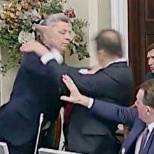Ukrayna parlamentosunda alıştığımız görüntüler: 'Kremlin ajanı' suçlamasına yumruklu cevap