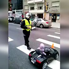 Minik sürücüyü yaya geçidinde yakalayan polis ceza kesti