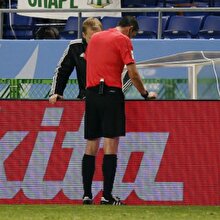 Futbolda yeni dönem: Video'yu izleyen hakem penaltı kararı verdi