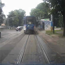 Kırmızı ışıkta geçen tramvay ortalığı karıştırdı