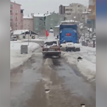 Türk bayraklı kardan adamı arabasının üzerinde gezdiren vatandaş