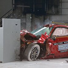 Yeni Ford Mustang çarpışma testinde paramparça oldu