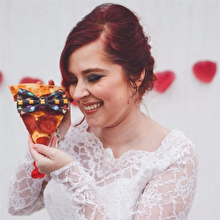 Evleniyorum diyerek pizza ile fotoğrafını paylaşan gelin