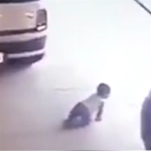 Araç altında kalan bebek burnu bile kanamadan çıktı