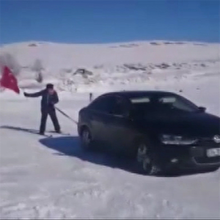 Çıldır gölü üstünde arabayla kayak keyfi