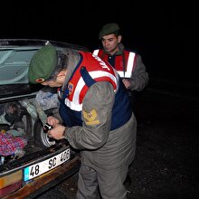 Muğla'da yol kontrolü yapan jandarma servet değerinde tarihi eserleri ele geçirdi