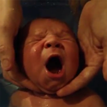 5 günlük bebek banyo yaparken uyuyakaldı