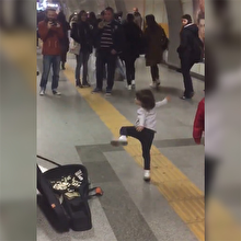İstanbul metrosunda müzisyenleri görünce bale yapmaya başlayan minik kız