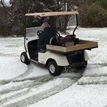 Golf arabası ile drift yapan 91 yaşındaki nine