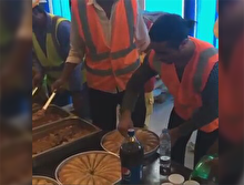 Nusret'ten inşaat işçilerine baklava şov