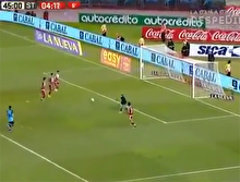 Böylesi futbol tarihinde görülmedi! kaleciyle karşı karşıya kalan 4 kişi 1 golü atamadı!