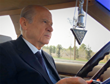 "Dosdoğru yol ile giden, yorulmaz" Bahçeli klasik arabasıyla Ankara sokaklarında