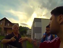 Çok okumuş, çok zeki, çok bilgili ve siyaseti çok iyi kavramış bir grup gence ayar veren Arnavut amca!