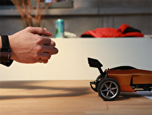 Bilek hareketleriyle kontrol edilebilen akıllı otomobil
