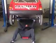 Arabayla bench press yapan tamirci