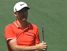 Golf topunu deliksiz sokan adam!