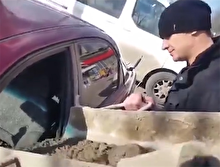 Eşinin arabasını çimento ile doldurdu!