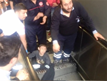 Gayrettepe metrosunda küçük çocuğun ayağı yürüyen merdivene sıkıştı