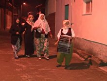 Kadınlar davul çalıp mani söyleyerek köylüyü sahura kaldırdı